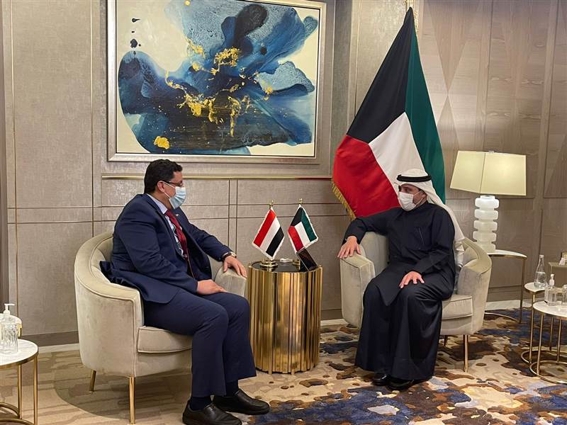 وزير الخارجية يبحث مع نظيره الكويتي تطورات الأزمة اليمنية