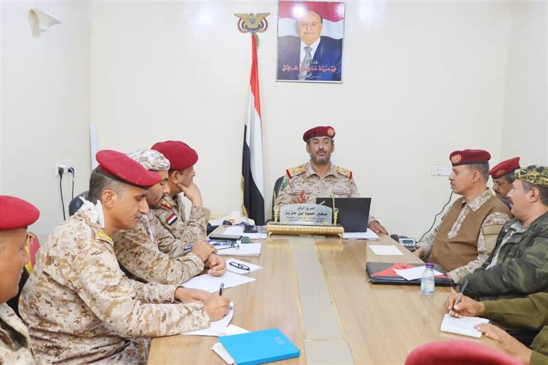 رئيس هيئة الأركان يترأس اجتماعاً بقيادتي ديوان وزارة الدفاع ودائرة القضاء العسكري