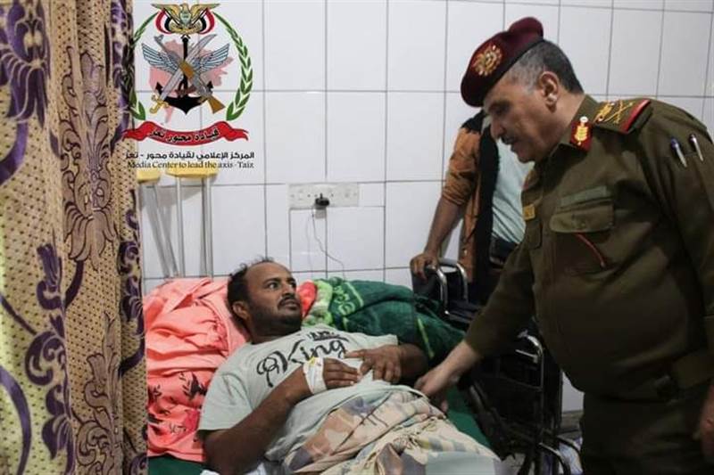 قائد محور تعز يتفقد الجرحى من قوات الجيش والمقاومة في مستشفيات مدينة تعز.