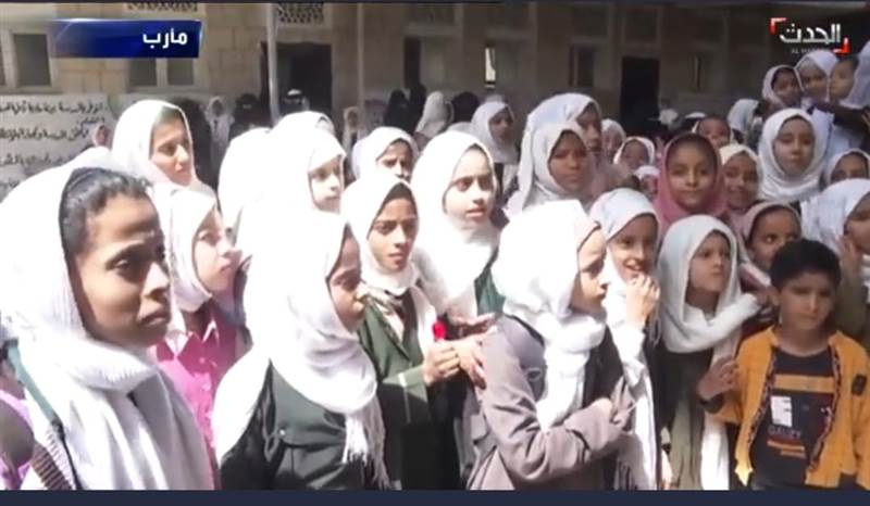 شاهد بالفيديو فرحة كبيرة في عيون الأطفال وهم يتحدثون لمراسل قناة "العربية"