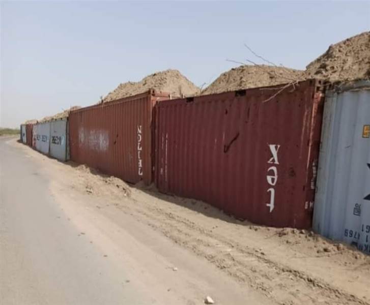 مليشيات الحوثي تهجر الالاف من الحديدة وتنصب جدار فصل عنصري وتضع المهجرين دروعا بشرية