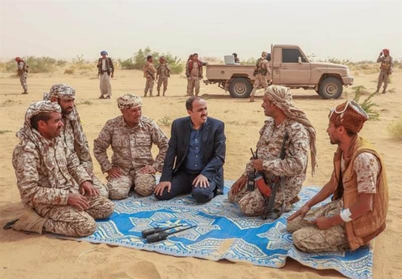 رئيس الأركان ووزير الاعلام يتفقدان قوات الجيش في جبهات مأرب