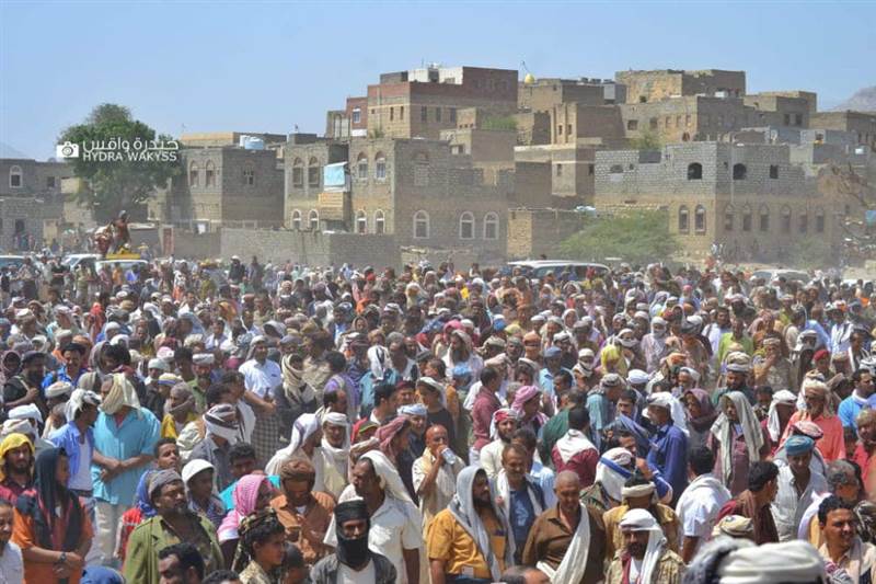 في موكب جنائزي مهيب.. الآلاف يشيعون جثمان اللواء الركن "الصبيحي" في محافظة أبين