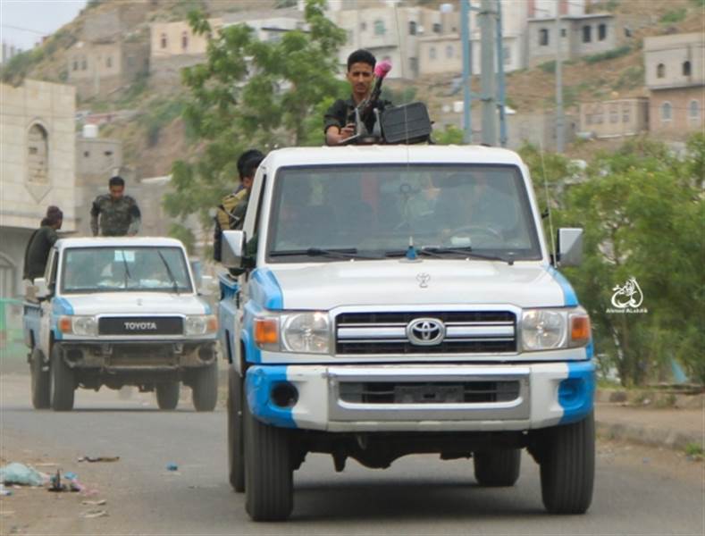 الأجهزة الأمنية تتمكن من ضبط مطلوباً أمنياً غرب محافظة تعز