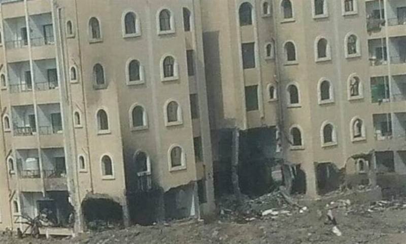 شاهد.. اثار الانفجارات العنيفة في مخازن أسلحة حوثية في مدينة الصالح بتعز