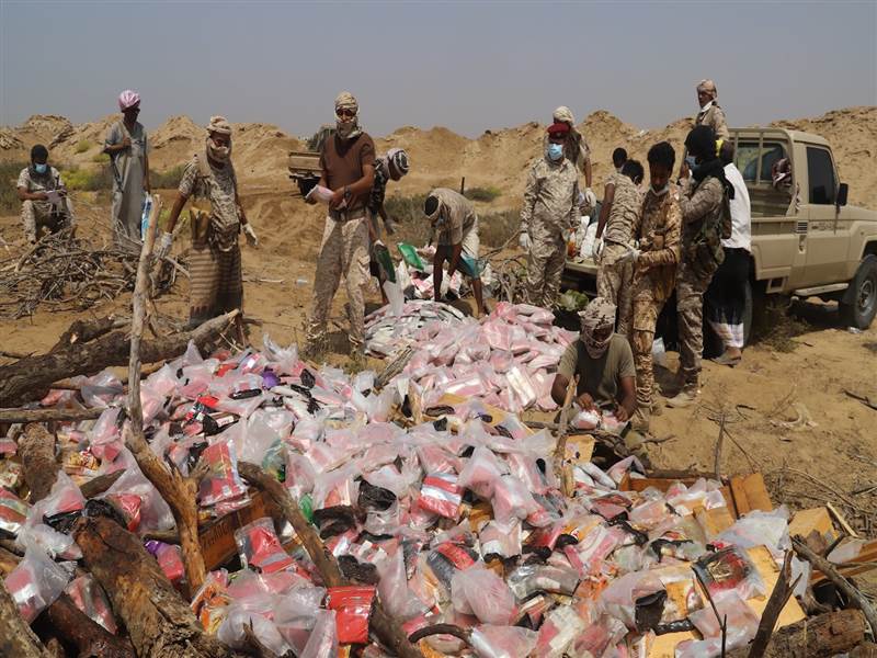 حجة.. الجيش يتلف كمية من الحشيش والاقراص المخدرة كانت في طريقها الى مناطق سيطرة الحوثيين