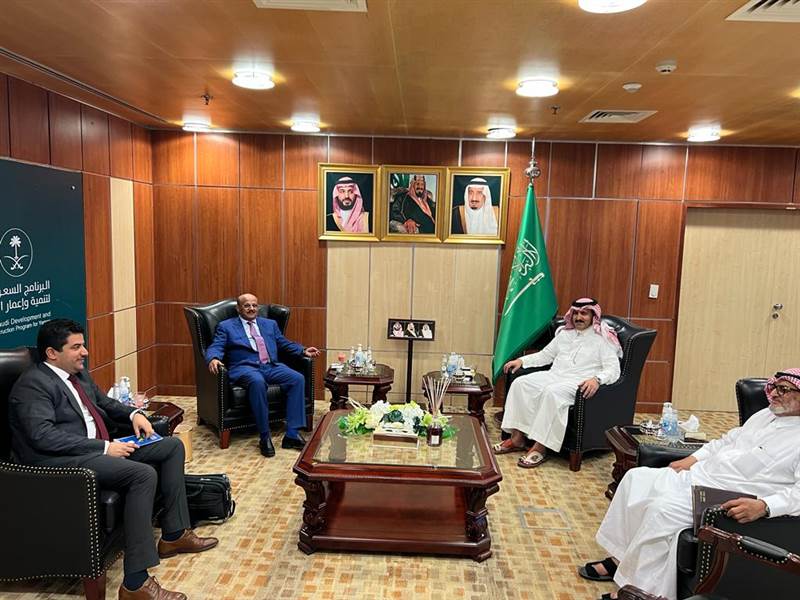 بحثا تعزيز الاستقرار ودعم العملة.. محافظ البنك المركزي يلتقي السفير السعودي في الرياض