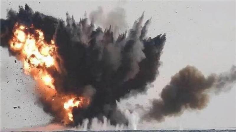 التحالف يعلن مصرع 3 خبراء وتدمير 4 زوارق حوثية مفخخة بمحافظة الحديدة