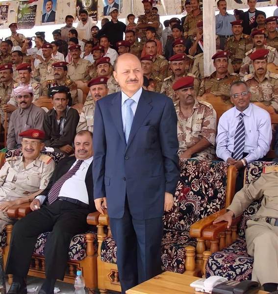من هو رئيس المجلس الرئاسي الجديد في اليمن؟ (سيرة ذاتية)