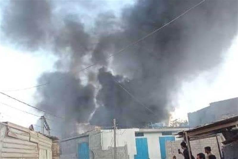 نشوب حريق هائل في أحد مستودعات المواد الغذائية بعدن