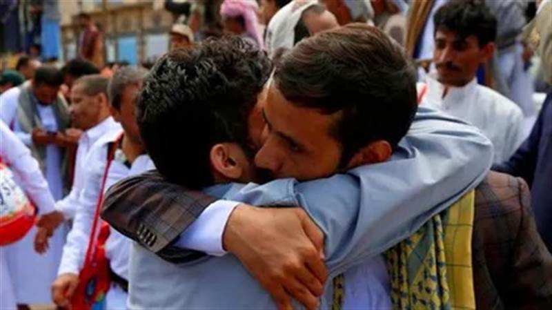مليشيات الحوثي تعلن افراجها عن 42 اسيراً من القوات الحكومية