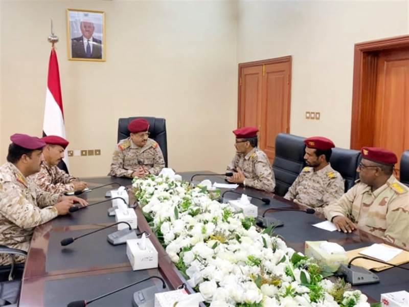 وزير الدفاع يطلع على أوضاع الجيش والوحدات العسكرية في محور الحديدة