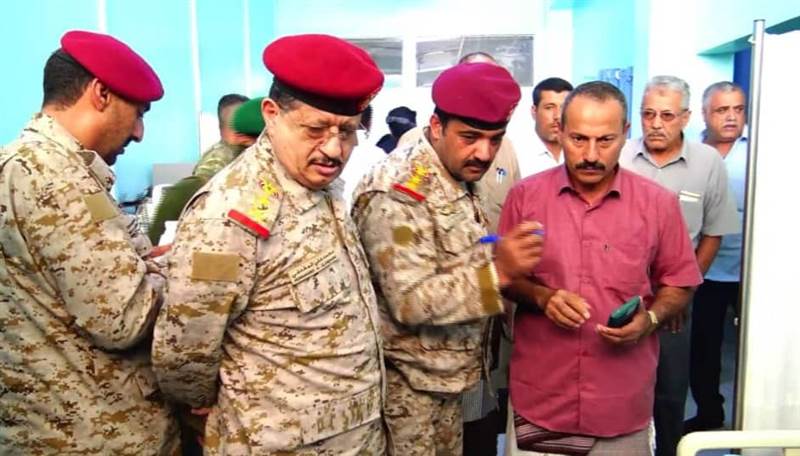وزير الدفاع يتفقد مستشفى باصهيب العسكري بعدن
