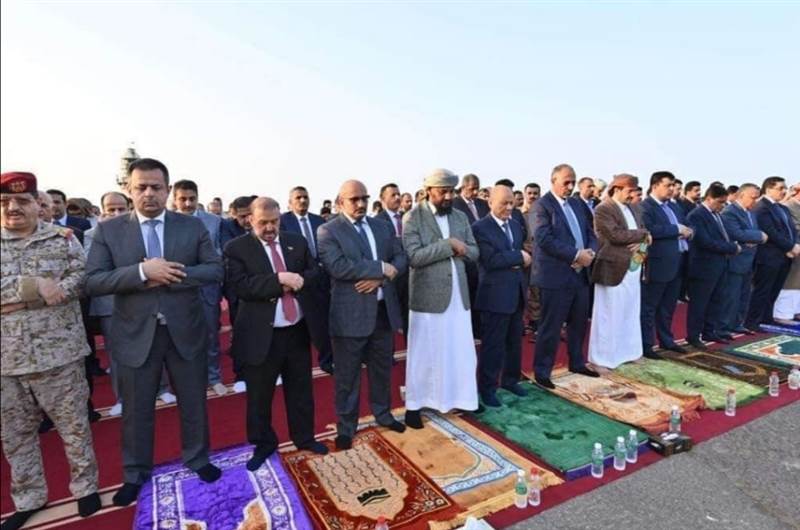 ملايين اليمنيين يؤدون صلاة العيد وسط أجواء احتفاليه