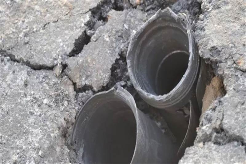 مقذوف حوثي يسفر عن إصابة 4 عاملين شمال الحديدة