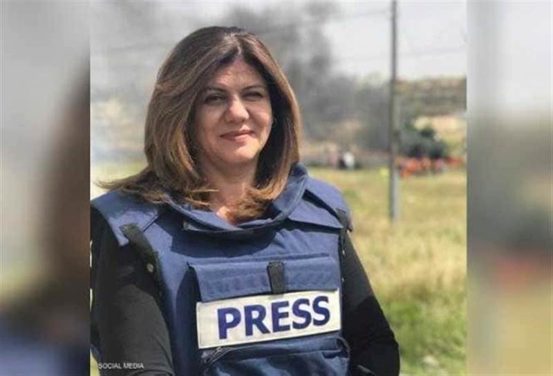 استشهدت برصاصة قناص.. شواهد على زيف رواية إسرائيل حول ظروف استشهاد الصحفية "شيرين أبو عاقلة"