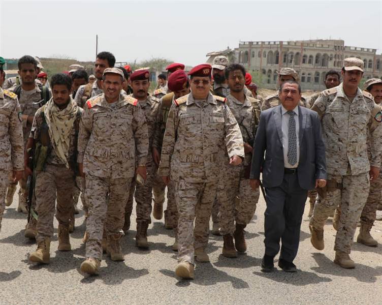 وزير الدفاع يتفقد وحدات الجيش الوطني في الخطوط الأمامية لجبهات محافظة حجة