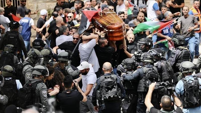 بعد اعتداء الشرطة على جنازتها.. هل تُسقط جنازة "أبو عاقلة" حكومة إسرائيل؟