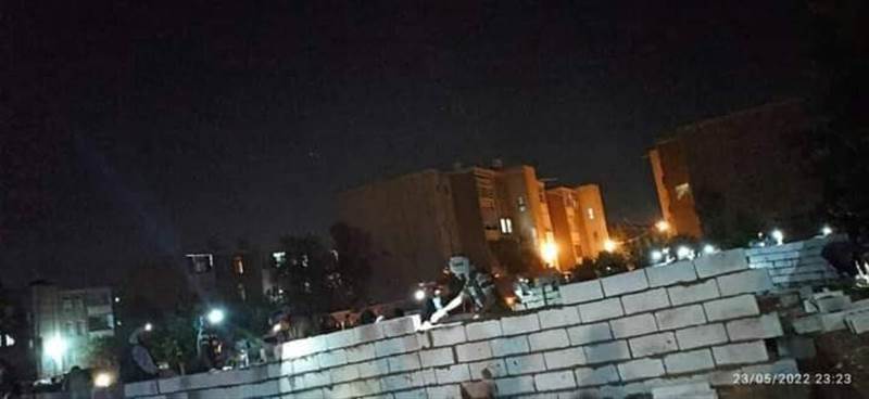 بالصور.. قيادات حوثية تستولي "ليلاً" على المواقف والمساحات العامة في مدينة الحمدي السكنية