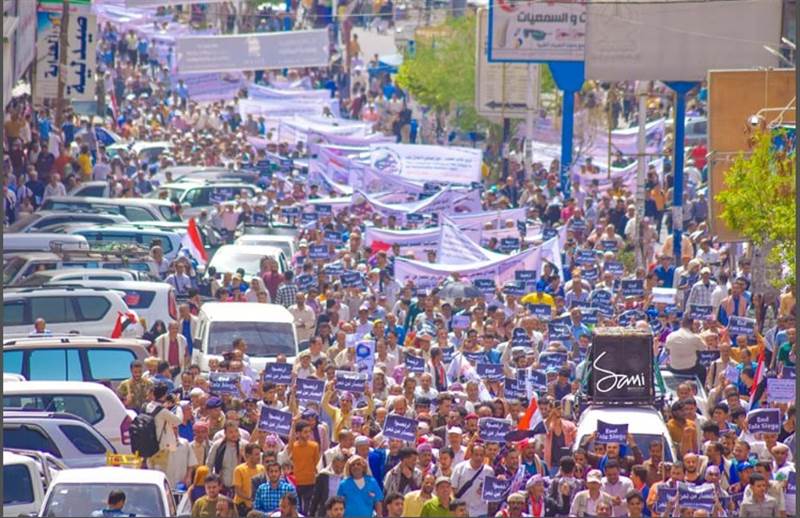 Yemen’in Taiz kentinde binlerce kişi Husi kuşatmasının kaldırılması için gösteri düzenledi