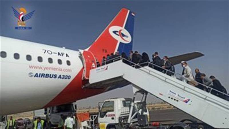 على متنها 77 راكباً.. انطلاق اول رحلة تجارية بين صنعاء والقاهرة منذ 7 سبع سنوات