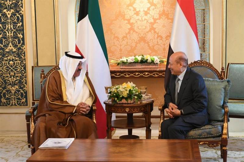 تعهدوا بزيادة الدعم لليمن.. رئيس مجلس القيادة يستقبل نائبي رئيس الوزراء ووزير الخارجية الكويتيين
