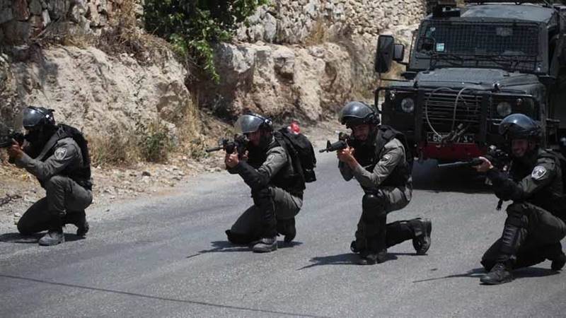 شاهد بالفيديو.. فلسطيني ينتزع سلاح شرطي إسرائيلي في حاجز تفتيش
