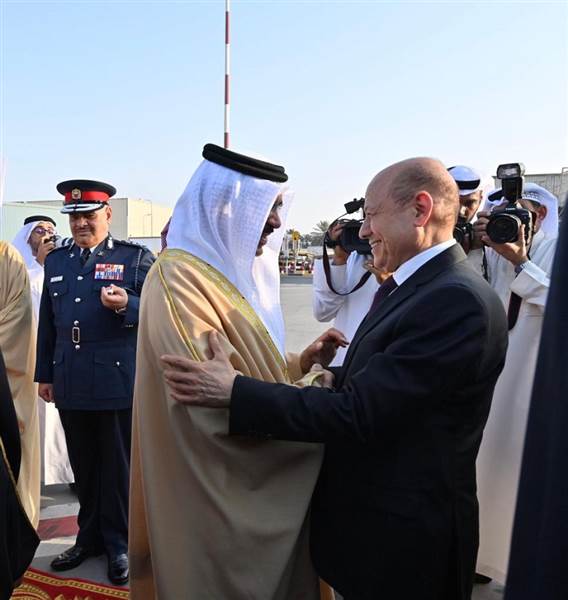 رئيس مجلس القيادة يصل البحرين في ثاني محطات جولته الخارجية