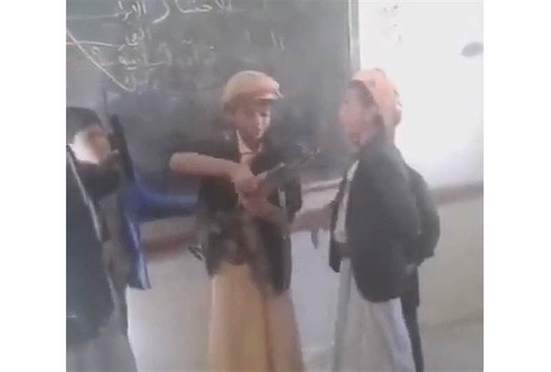قبل نقلهم الى الجبهات.. الحوثي يدرّس الموت للأطفال في المراكز الصيفية (فيديو)