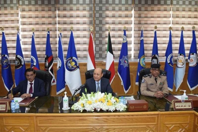 رئيس مجلس القيادة الرئاسي "العليمي" يدعو الكويت إلى تأهيل وتدريب قوات الأمن اليمنية