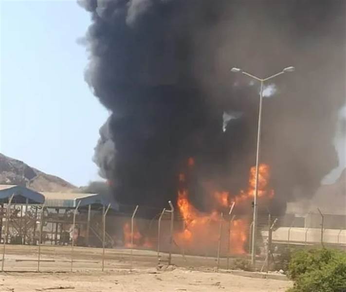 اندلاع حريق هائل في ميناء الزيت بعدن