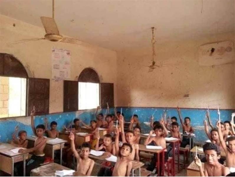 Aşırı sıcaklardan bunalan Yemenli öğrenciler derslere kıyafetsiz  giriyor