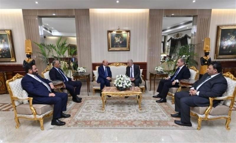 Yemen Cumhurbaşkanlığı Konsey Başkanı El Al-Alimi yurtdışı gezisinin üçüncü durağında Mısır'a geldi
