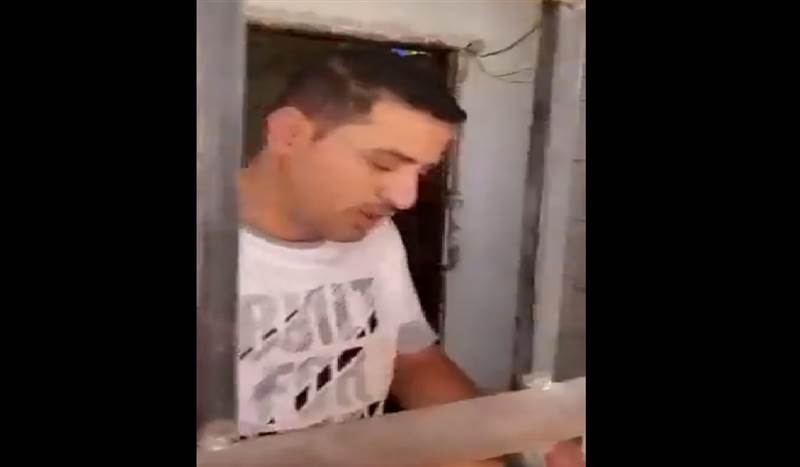 وزير الكهرباء يعتدي مع مرافقيه على مواطن بالضرب (فيديو)