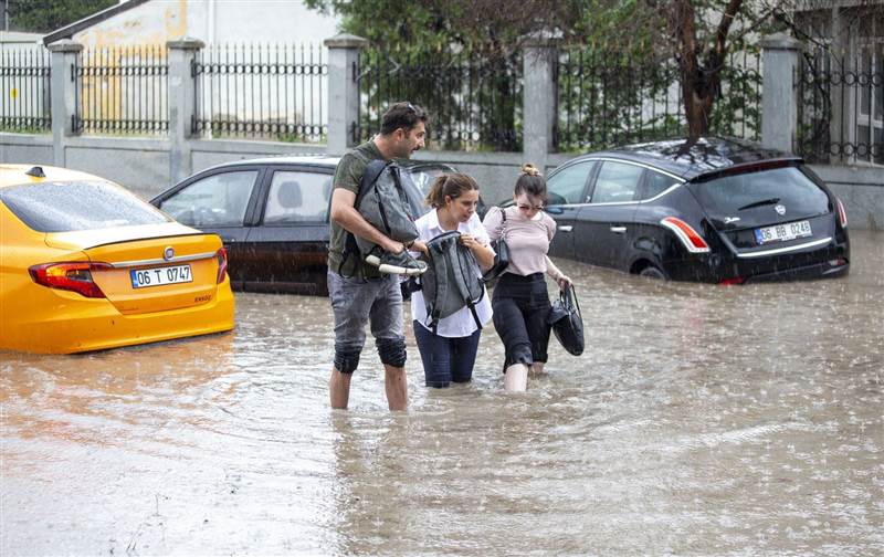 وفاة أربعة أشخاص وفقدان آخر جراء فيضانات أنقرة