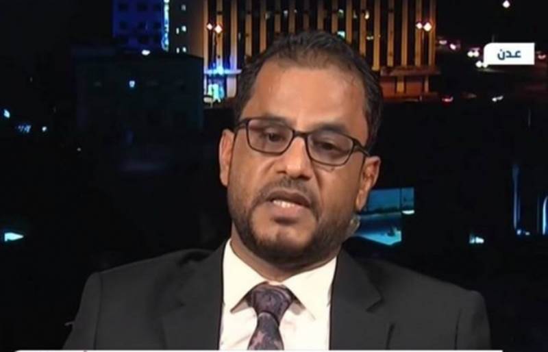عقب اتهامه لـ"كاك بنك" بالتلاعب بقيمة العملة الوطنية.. قوات أمنية تعتقل محللا اقتصادياً في العاصمة المؤقتة عدن
