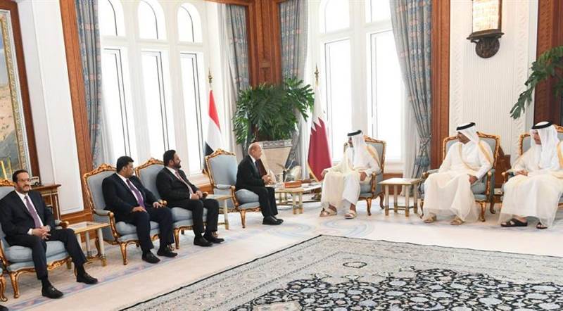 رئيس مجلس القيادة الرئاسي وأمير دولة قطر يعقدان لقاءاً موسعاً لتعزيز العلاقات بين البلدين