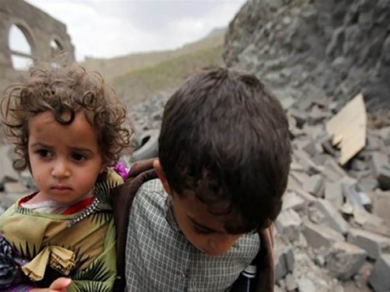 أطفال اليمن يلهون بالمتفجرات.. فيديو يوثق نجاة 3 أطفال من انفجار لغم أرضي زرعته مليشيات الحوثي مأرب