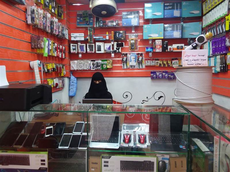 من أجل حماية خصوصيات النساء.. شابة يمنية تمتهن صيانة الهواتف