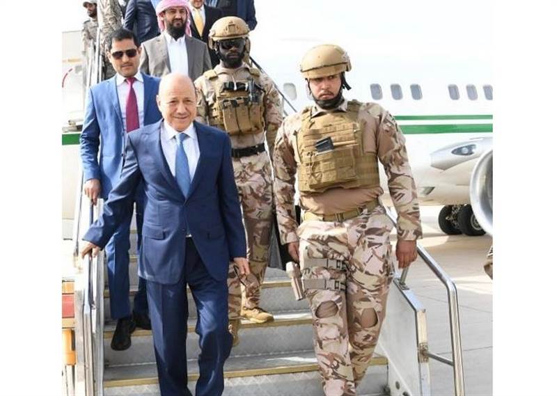 قادماً من السعودية.. رئيس المجلس الرئاسي يعود الى العاصمة المؤقتة عدن