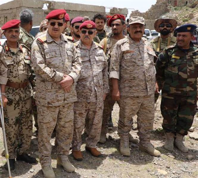 وزير الدفاع يتفقد قوات الجيش في الجبهات الأمامية بمحافظة تعز