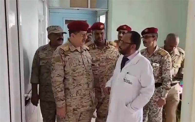 وزير الدفاع المقدشي يتفقد المستشفى العسكري بتعز