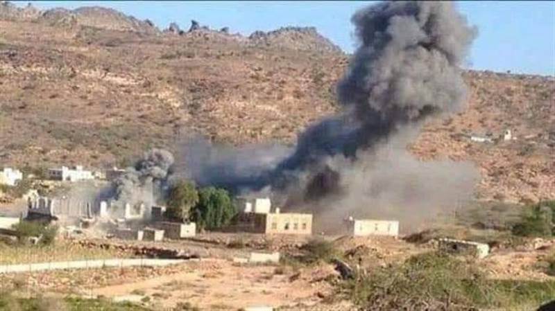 بعد حصارها لأيام.. مليشيات الحوثي تقتحم قرية خبزة وتشرع في تفجير منازل المواطنين
