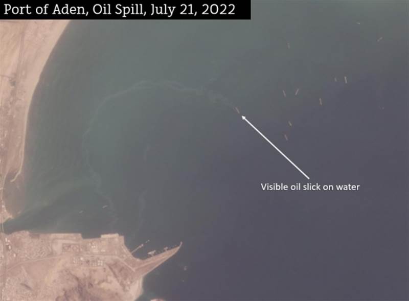 صور جوية تكشف تسرب نفطي قبالة سواحل ميناء عدن