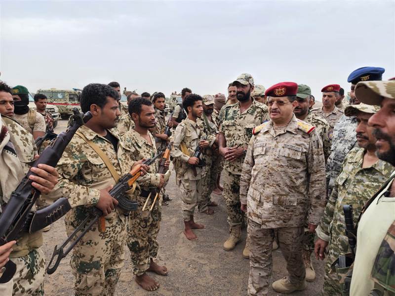 وزير الدفاع "المقدشي" يتفقد الوحدات العسكرية والمقاتلين في محور حيس بالحديدة