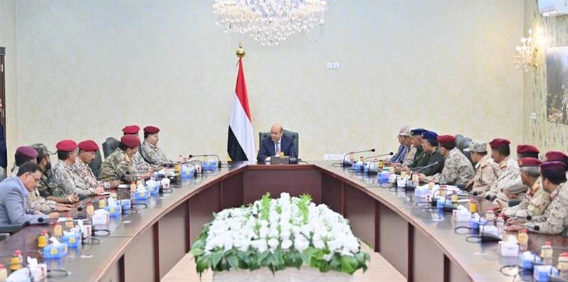 خلال اجتماع عسكري في عدن.. العليمي يكشف عن إصلاحات لتعزيز دور الجيش لإنهاء الانقلاب