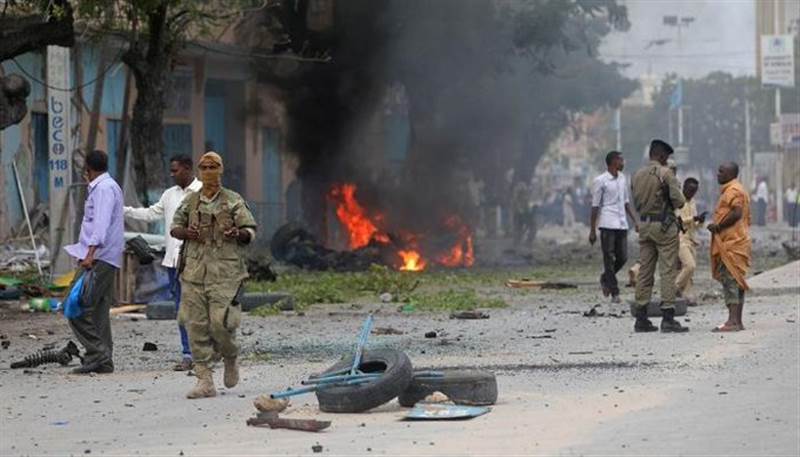 بينهم وزير العدل.. مقتل واصابة 13 في تفجير انتحاري جنوبي الصومال