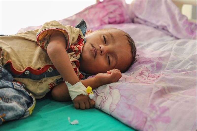 Yemen'de bombardıman dursa da tedavi göremeyen çocuklar ölümle karşı karşıya