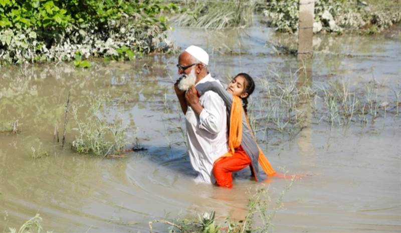 طالت أكثر من 33 مليون شخص.. مشاهد مخيفة من فيضانات باكستان