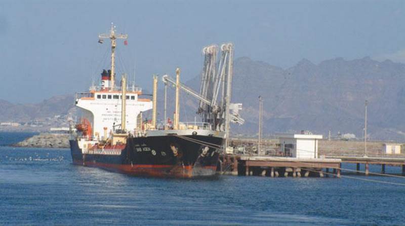 الحكومة اليمنية تكشف عن عدد السفن النفطية التي وصلت إلى ميناء الحديدة